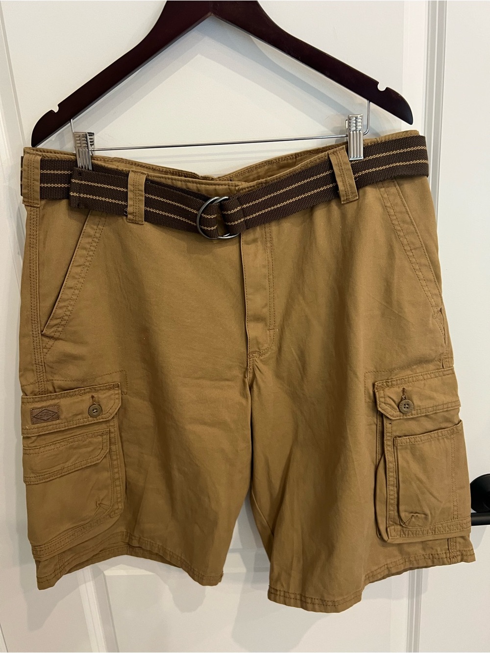 Lee’s Men's Cargo Shorts in Dark Tan with Belt Like New Sz. 38